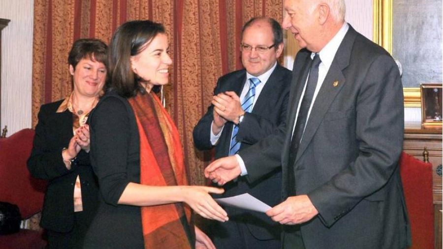O reitor, Juan Casares, entrega o diploma á autora dunha das ideas premiadas, Beatriz Omil Ignacio