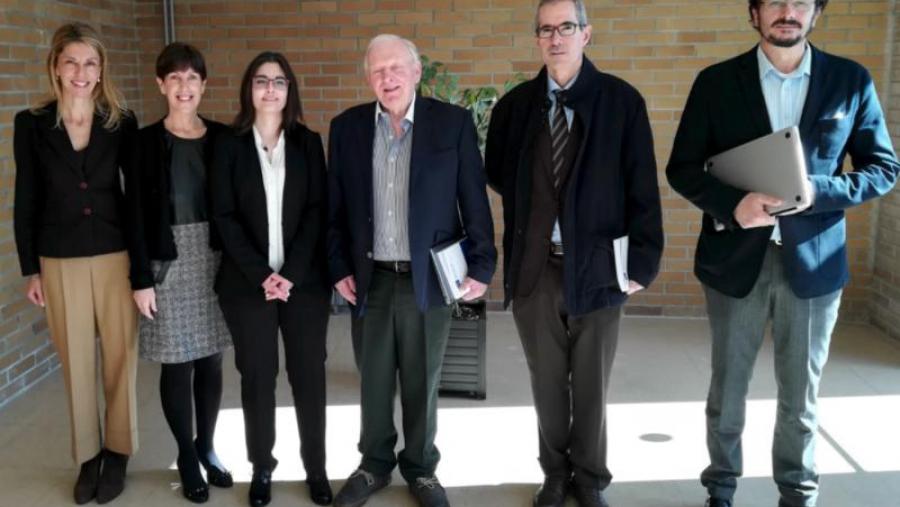 A doutora Ada Pérez Pico, terceira pola esquerda, entre os membros do tribunal e os directores da súa tese de doutoramento