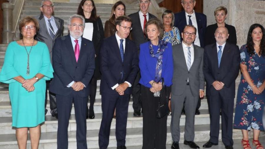 O reitor Antonio López, coa raíña dona Sofía e o resto de autoridades á porta da Facultade. Foto: Servimav