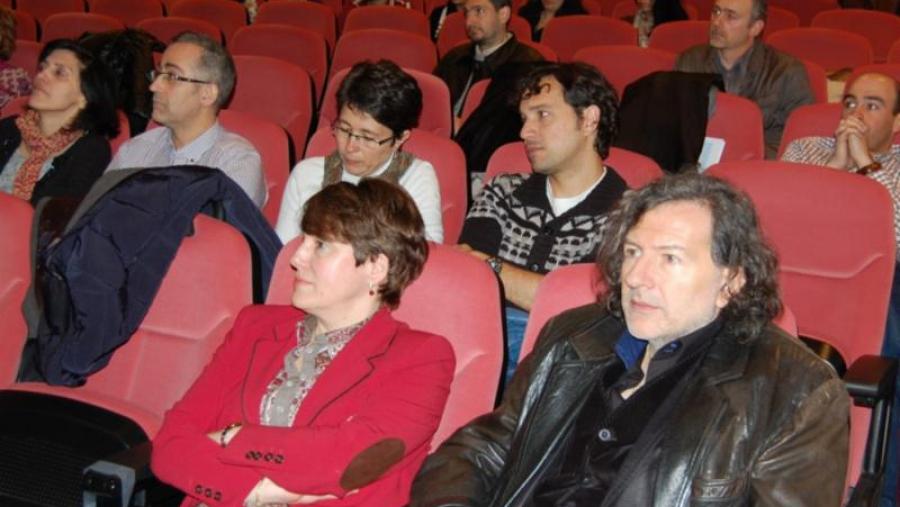 Parte do público asistente á mesa redonda sobre medios de comunicación e crise organizada pola plataforma 'Na encrucillada'. Na primeira fila, a decana da Facultade de Humanidades, Mª Isabel González...