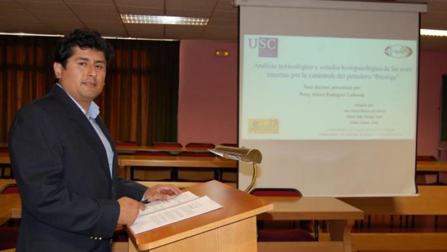 O investigador peruano Percy Arturo Rodríguez Ledesma, na defensa da súa tese en Veterinaria