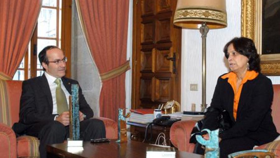 O reitor Senén Barro Ameneiro coa reitora do Instituto Superior da Arte da Universidade da Habana, Ana Mª González Mafud,  no seu despacho de San Xerome