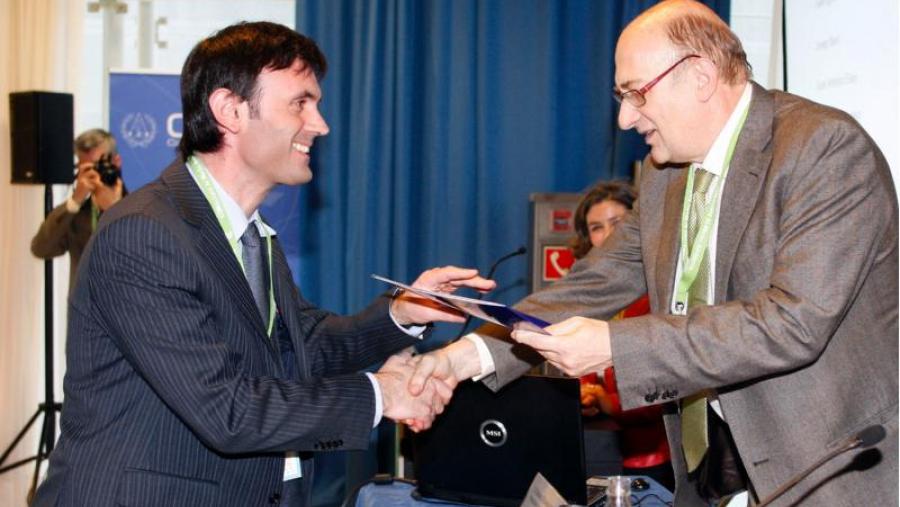 O profesor Jorge Mira recolleu o diploma acreditativo de mans do presidente do Colexio Oficial de Físicos