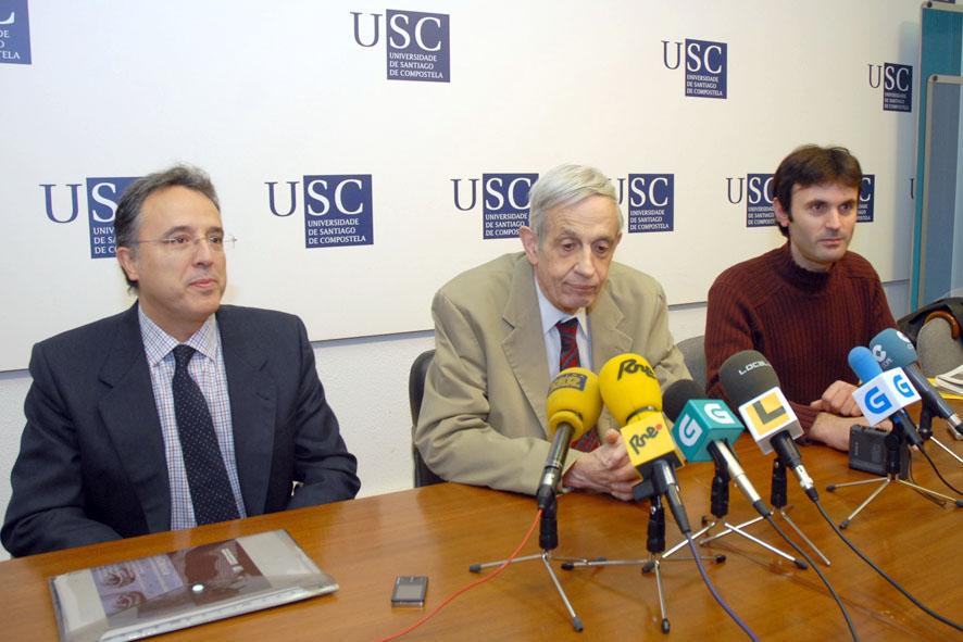 Juan José Nieto, John F. Nash Jr.y Jorge Mira en la rueda de prensa