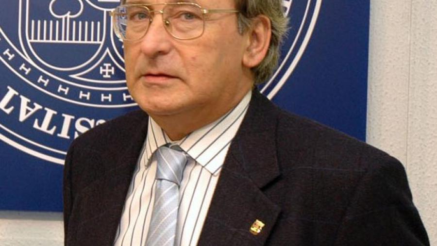 O catedrático Carlos Pajares foi nomeado doutor honoris causa pola Universidade de San Petesburgo