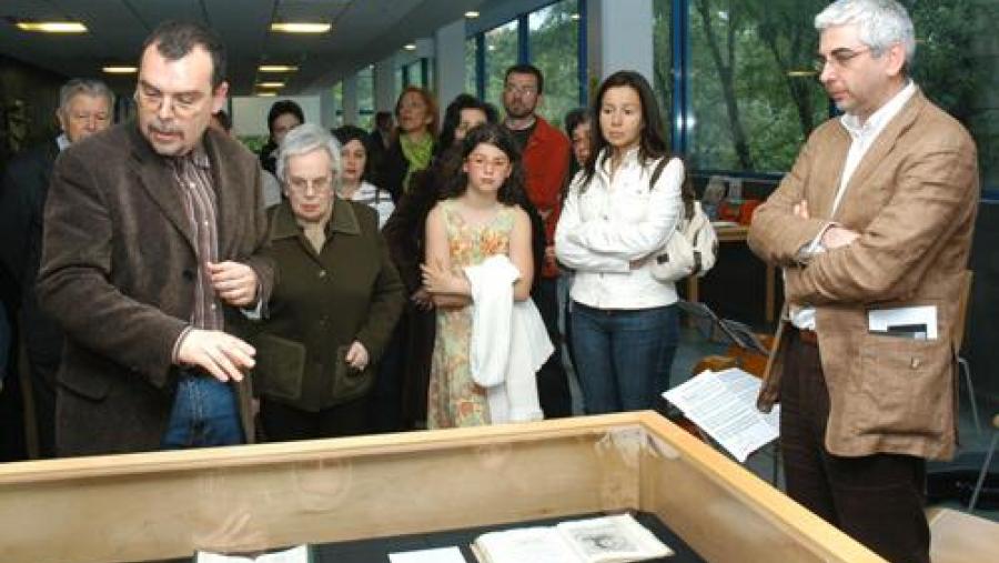 A exposición da inauguración estivo presidida polo vicerreitor Elias J. Torres (á dereita)