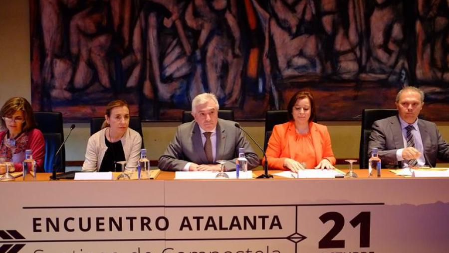 O reitor, no centro da imaxe, presidiu a inauguración de Atalanta nun acto no que tamén participaron Rosa Urbón Izquierdo e Susana López Abella. Foto: Servimav-USC