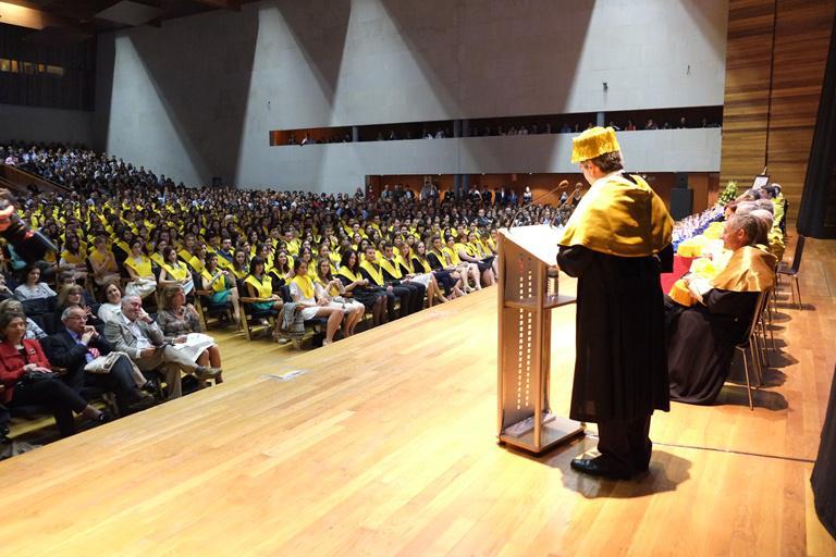 A promoción 2009-2015 de Medicina celebrou a súa graduación nun acto académico