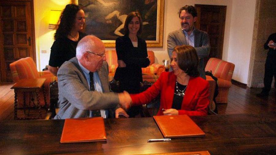 O reitor Juan Casares e Montserrat Sánchez-Agustino materializaron a colaboración nun convenio asinado en San Xerome. Foto: Alfonso-Servimav