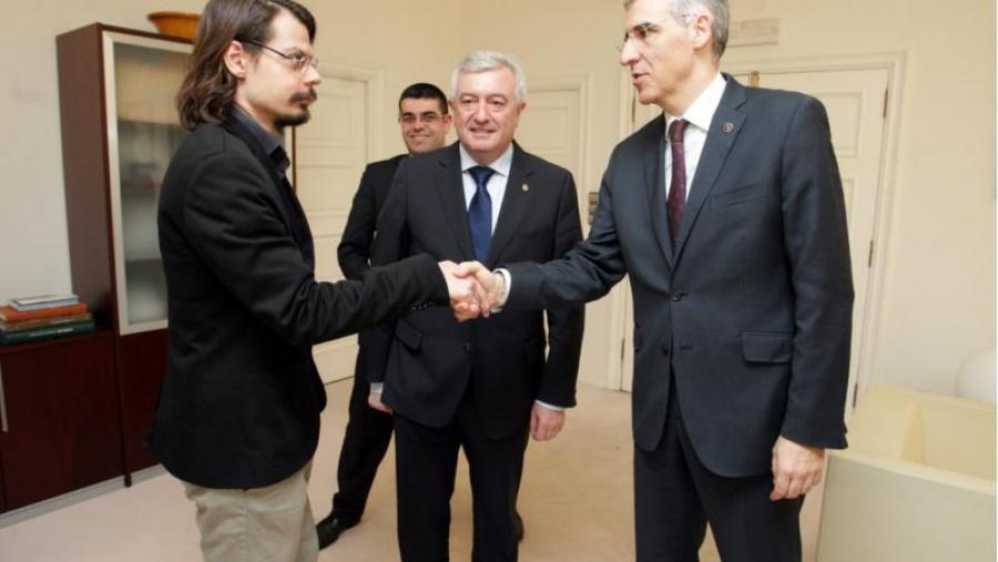 Diego Martínez e Francisco Conde saúdanse en presenza do reitor Juan Viaño. Foto: Xunta de Galicia