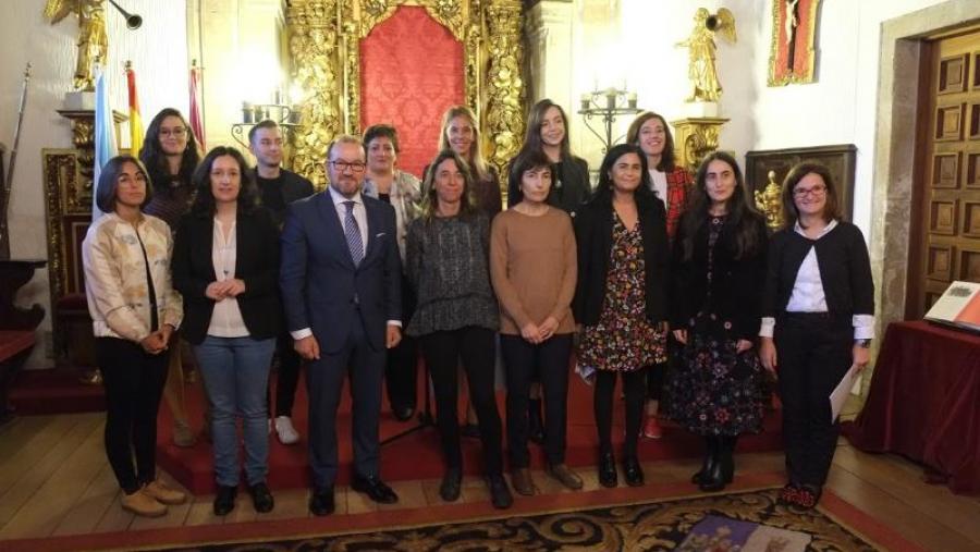 Foto de grupo das autoridades coas gañadoras e gañador dos premios. Foto: Servimav