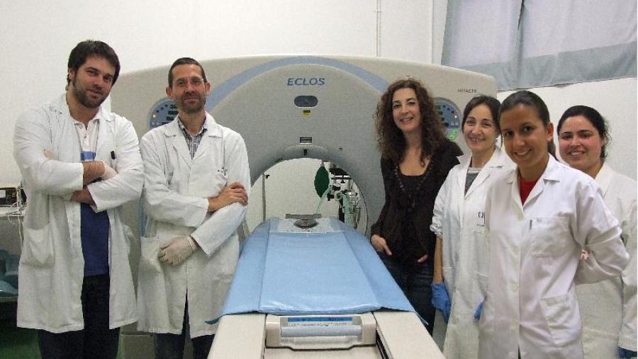 De Azevedo Gomes, a primeira á dereita, con outros investigadores participantes no traballo premiado