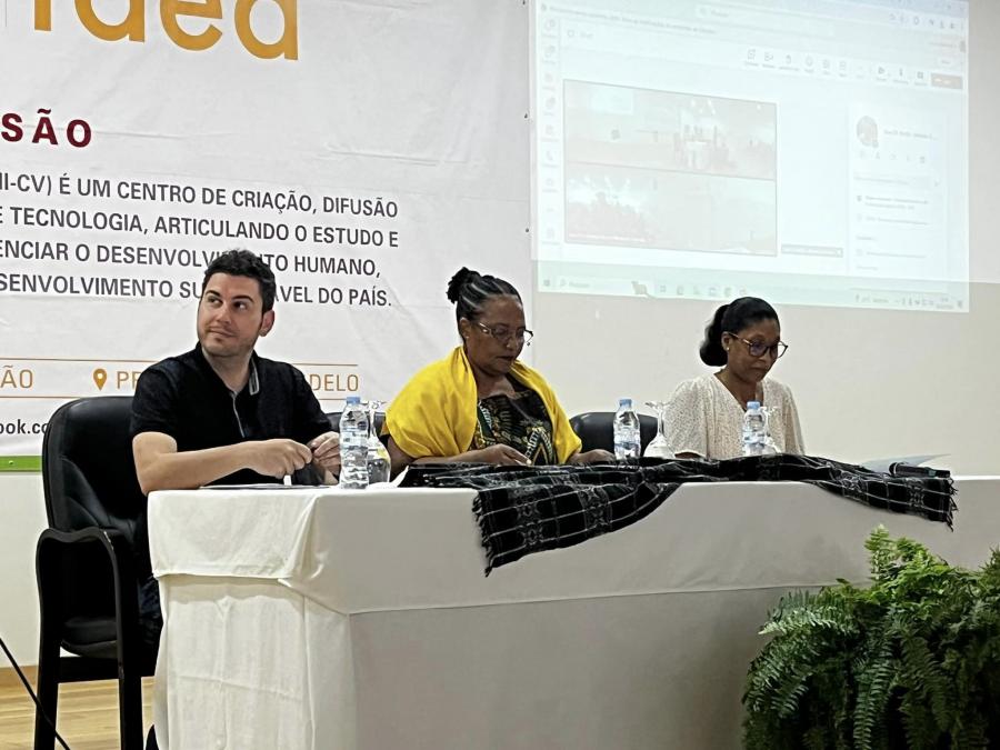 O profesor Sotelino no seminario desenvolvido na UPCV