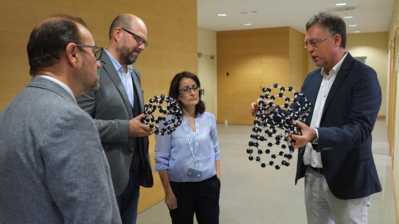 Os centros singulares de investigación da USC recibiron a visita do alcalde compostelán