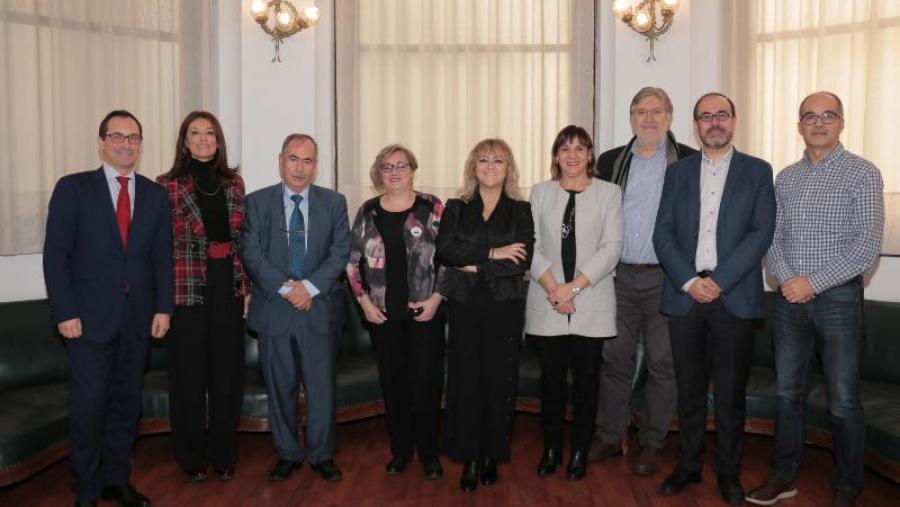 María José López Couso cos restantes membros da Comisión Permanente de ADEAH