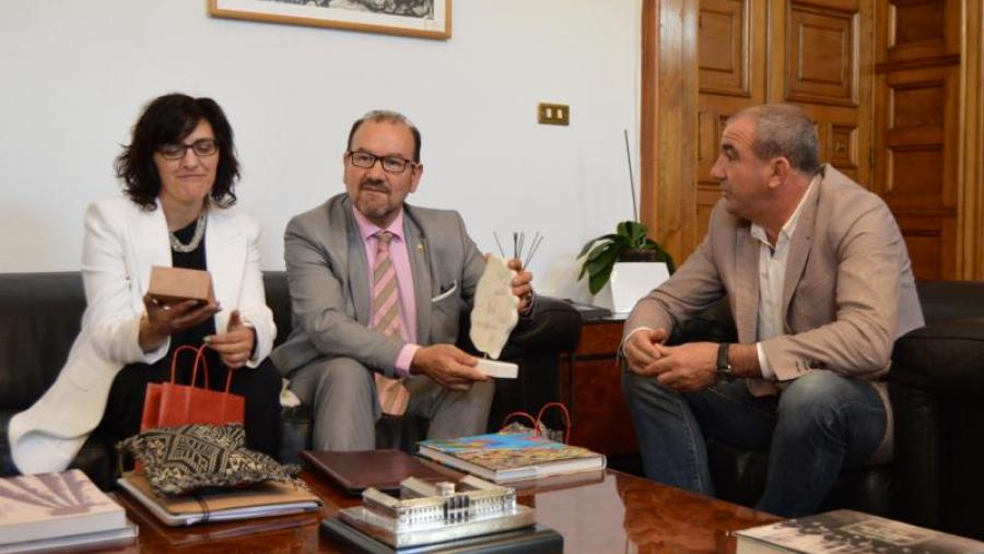 Antonio López, entre Montserrat Valcárcel e Darío Campos, no Pazo de San Marcos de Lugo