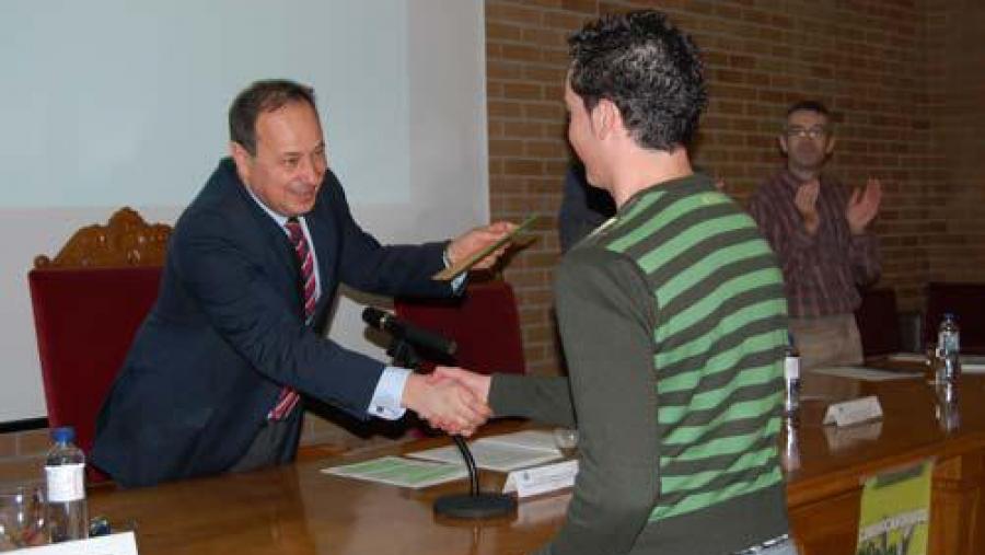 Carlos Herrero entrega o premio ao gañador do concurso de publicidade 'Comunicándomos'
