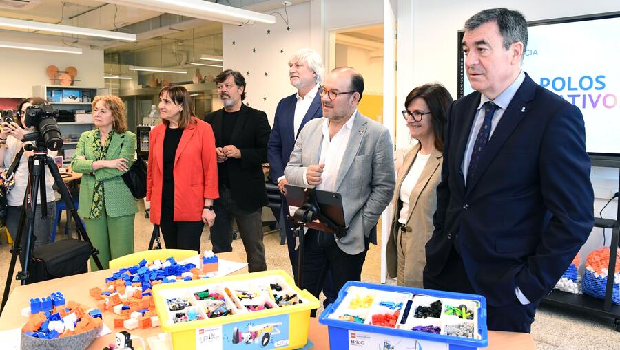 De esquerda a dereita, Dulce María García Mella, María José López Couso, Javier Ferreira, Manuel Vila, Antonio López, Mar Lorenzo e Román Rodríguez. FOTO: Santi Alvite