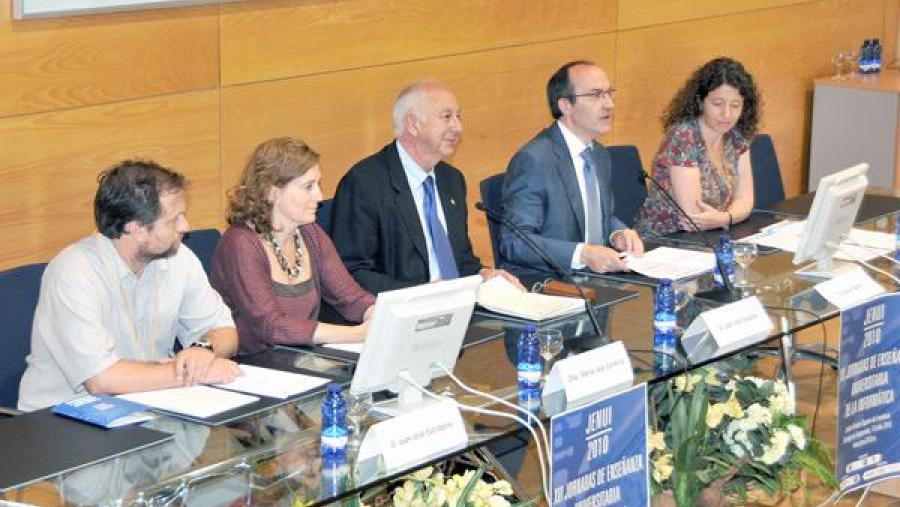 O encontro inaugurouno Juan Casares acompañado, á sua esquerda, do ex reitor Senén Barro