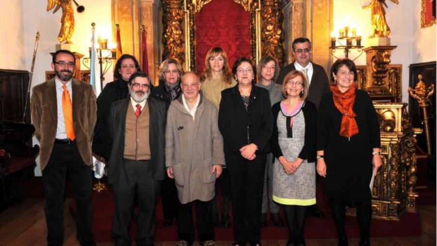 Os grupos premiados posan con membros do equipo de dirección e do xurado dos premios