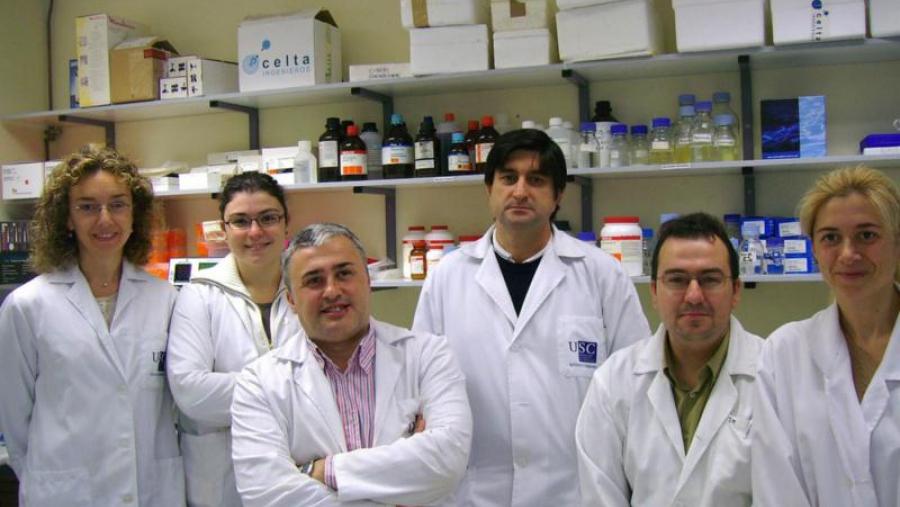O director do LHICA, Alberto Cepeda, e o responsable de Calidade,  Carlos Franco, con outros membros do grupo nun laboratorio da Facultade de Veterinaria