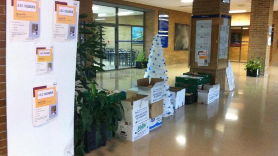 Caixas para a recollida de alimentos situadas na entrada da Facultade de ADE do Campus de Lugo