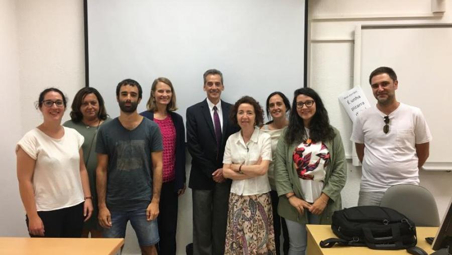 A profesora María Pilar Jiménez Aleixandre xunto aos profesores Cunningham e Kelly e ao alumnado do curso