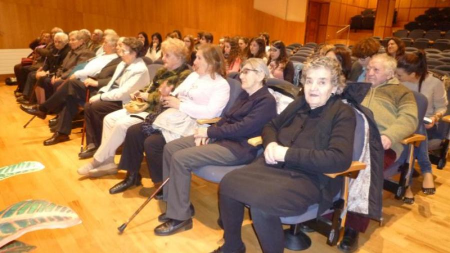 Maiores e estudantes do grado de Educación Infantil, na Facultade de Formación do Profesorado de Lugo