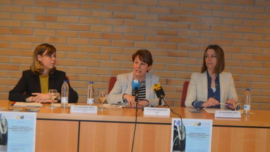 García, González e Méndez, na presentación do curso de verán sobre prensa local en Humanidades