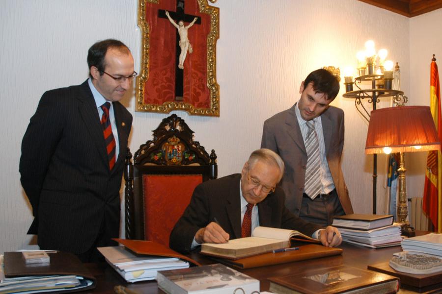 Richard Robert Ernst firmando en el libro de honor de la USC