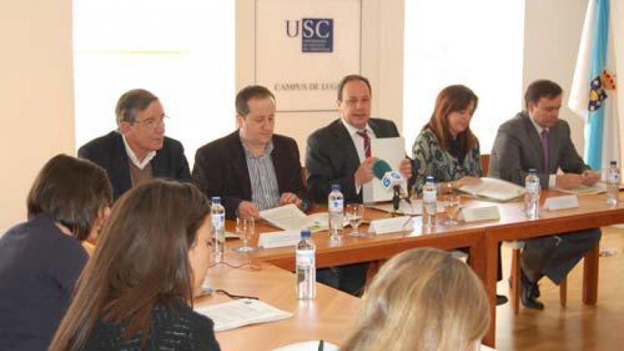 Representantes de Lugo Cultural durante a presentación do VI Curso de Primavera da Facultade de Humanidades