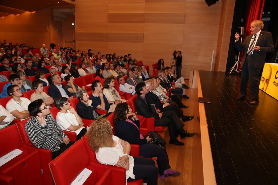 Momento de la conferencia de Claude Cohen-Tannoudji