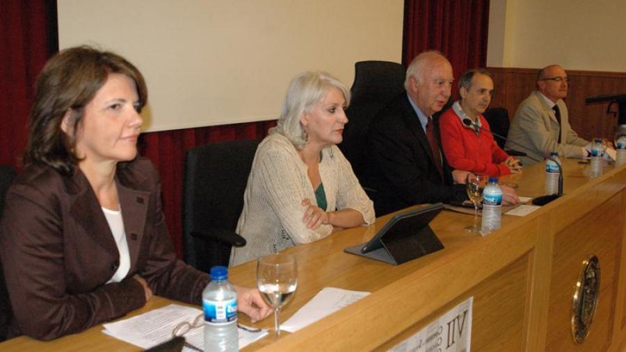 O reitor Juan Casares, no centro da imaxe, presidiu a inauguración en Filosofía. Foto: Alfonso-Servimav USC