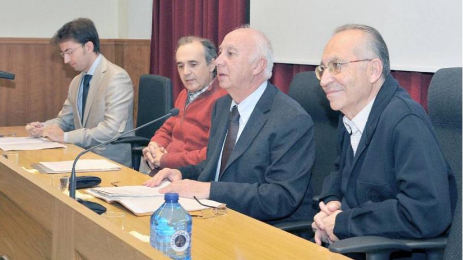 O profesor Torres Queiruga (á dereita) no acto de inauguración das xornadas que o homenaxean