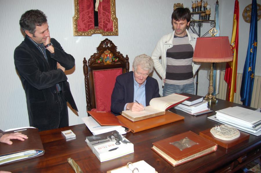 Peter D. Lax firmando en el libro de honor de la USC