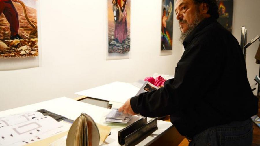 J. Méndez na montaxe da exposición de Fonseca. Foto: RQ