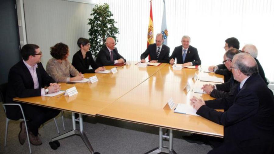 No centro da imaxe, o conselleiro e o reitor no acto de sinatura. Foto: Xunta de Galicia