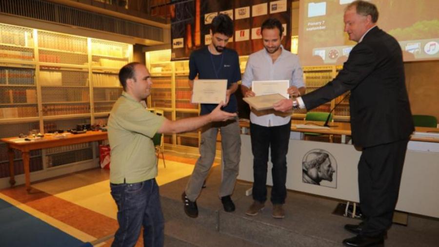 José L. Rodríguez recollendo o premio á mellor tese no transcurso da 4ª Conferencia Europea de Física Nuclear celebrada en Bolonia