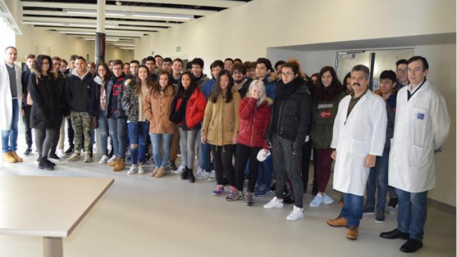 Estudantes do Colexio Padres Franciscanos, nos laboratorios da Facultade de Ciencias