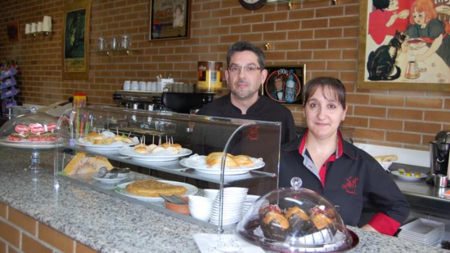 Fran Fernández e Nati Janeiro, na cafetería da Facultade de ADE
