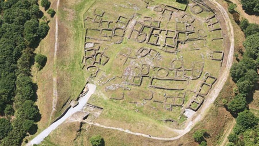 Imaxe aérea do castro de Viladonga  (Castro de Rei - Lugo), un dos que compoñen a exposición 'Castros lucenses: investigación e posta en valor' que se poderá visitar na Facultade de Humanidades de...