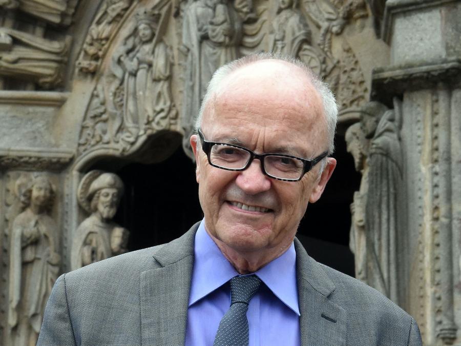 Finn E. Kydland ante la puerta del Colexio de San Xerome