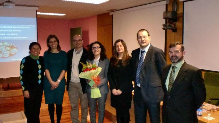 A investigadora María Esther Guerra Rodríguez, no centro, xunto co director e os membros do xurado avaliador da súa tese de doutoramento