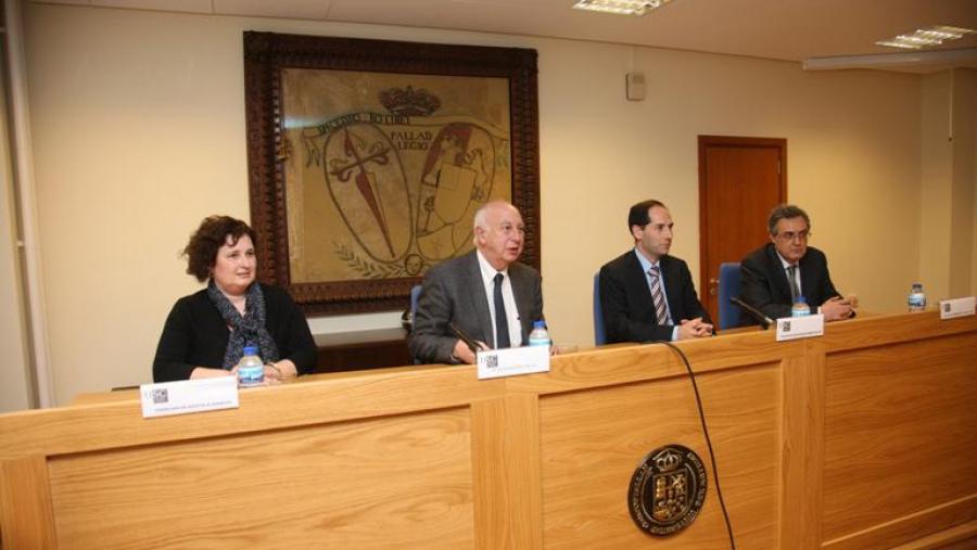 O reitor foi o encargado de clausurar esta xornada. que se celebra alternativamente en Coimbra e Compostela (Foto: SERVIMAV)