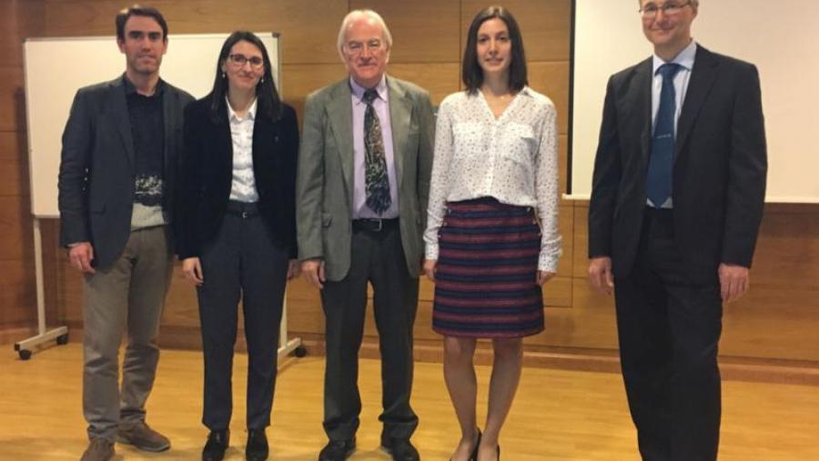 Ana Gómez (segunda pola dereita) co director da tese e os membros do tribunal