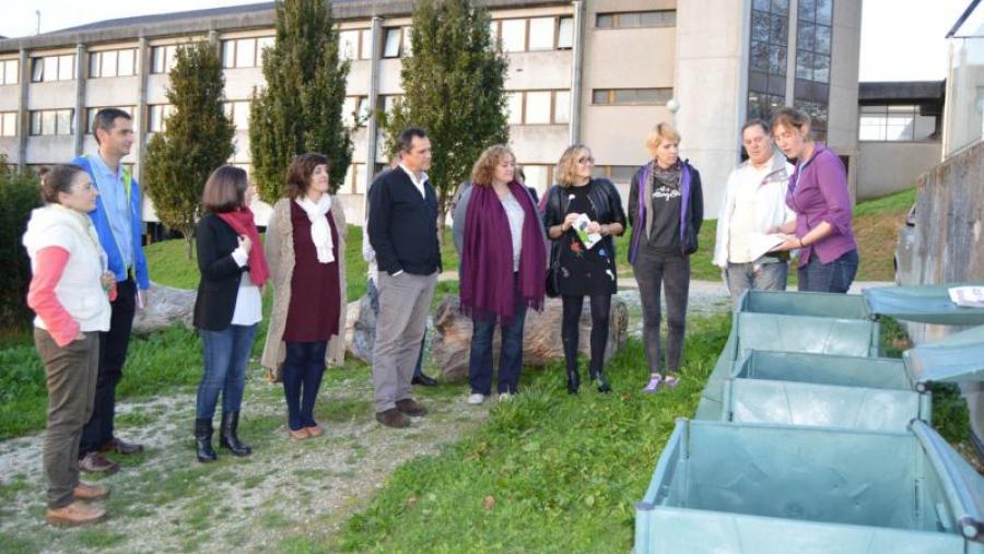 Asistentes á apertura dos composteiros instalados nas inmediacións do edificio Cactus