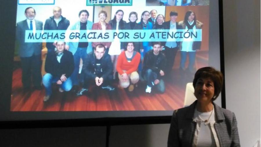 Patrocinio Morrondo, cunha imaxe dos membros do grupo de investigación Invesaga da USC