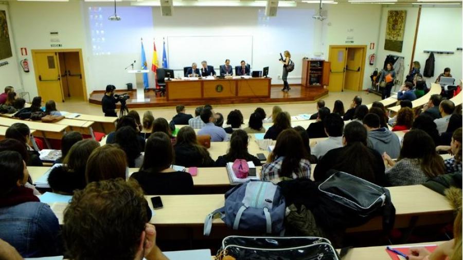 No encontro participan numerosos estudantes da USC (Foto: SERVIMAV-USC)