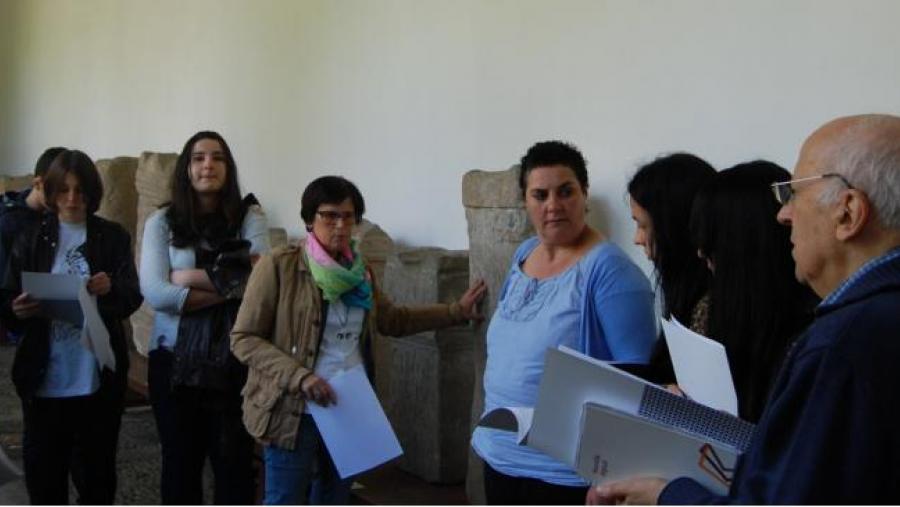 Dolores Dopico con participantes no curso, no Museo  Provincial de Lugo