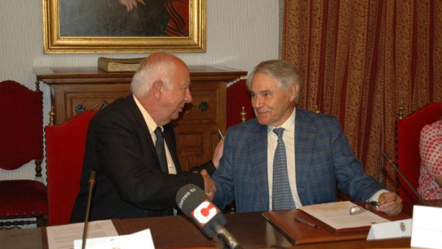 Juan Casares e Álvaro Rodríguez Eiras, tras a sinatura do acordo para desenvolver unha nova edición do premio Aresa. Foto: Alfonso (Servimav-USC)